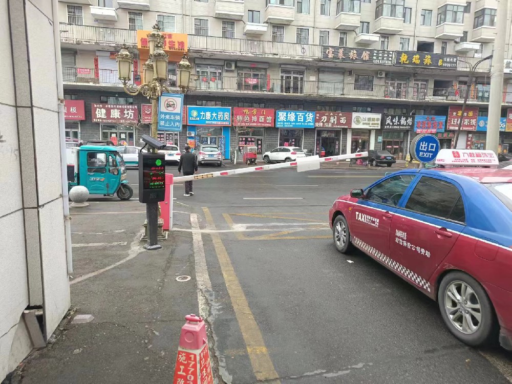 海伦普济医院收费停车场